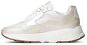 Lichtgrijze leren dames sneaker met parelmoer details en zilverkleurige accenten, opzij bekeken.