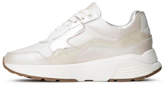 Lichtgrijze leren dames sneaker met parelmoer details en zilverkleurige accenten, opzij bekeken.