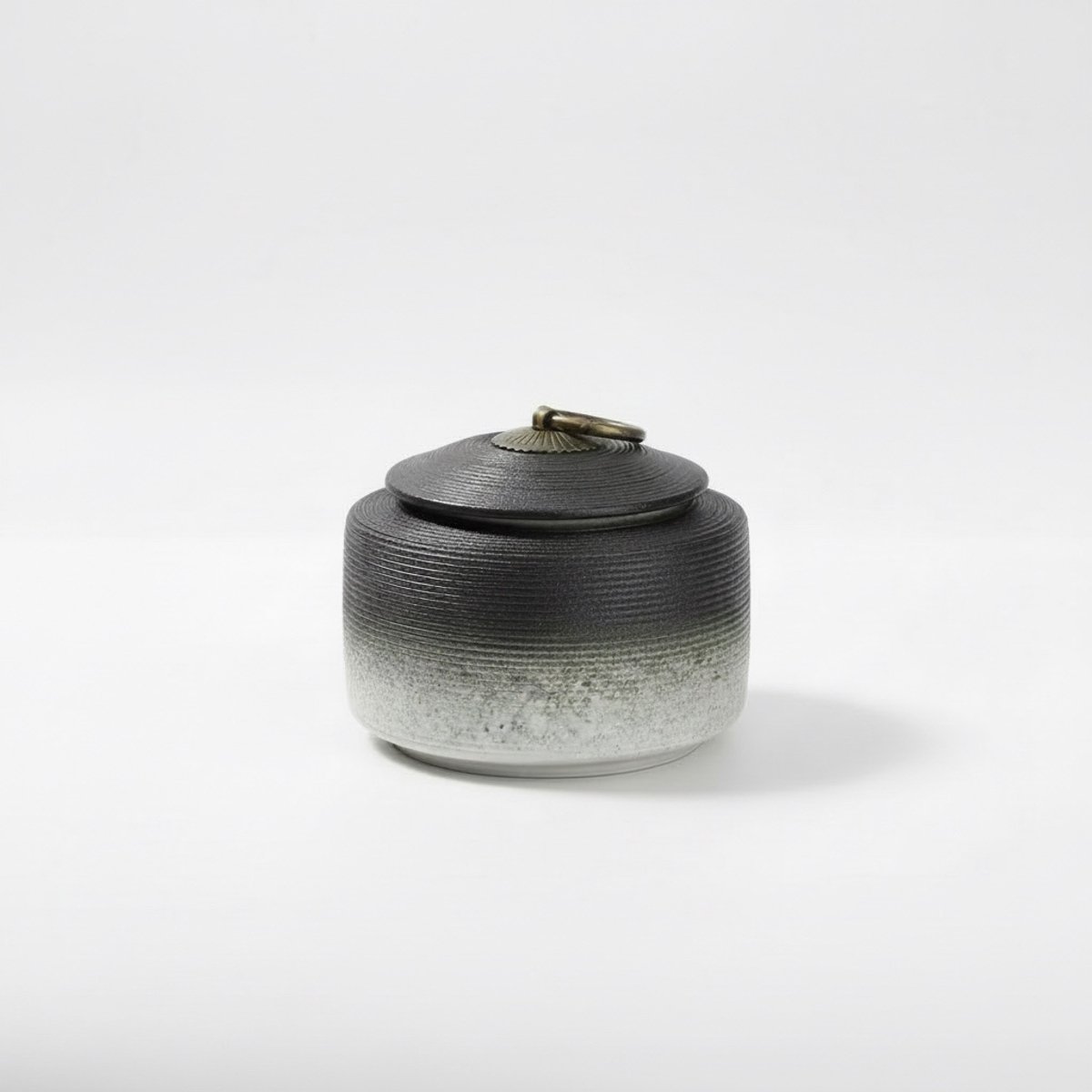 Artic Sakura Urn – 350 ml / 0.35 Liter – Zwart & Wit – Hoogwaardig Keramiek – Mini-urnen – Urnen Volwassenen – Urn Hond Overleden – Handgemaakt – Hondenurn – Kattenurn – As Urn – Urn Kat – Urn Hond – Urn Voor Dieren – Urne – Urn Voor As Mens