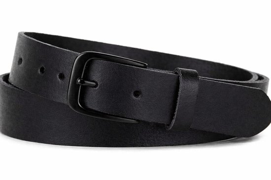 Zwarte leren riem met een zwarte gesp, opgerold op een witte achtergrond.