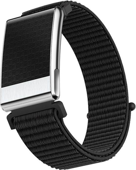 Zilverkleurige en zwarte activity tracker met een zwarte stoffen band, van voren gezien.