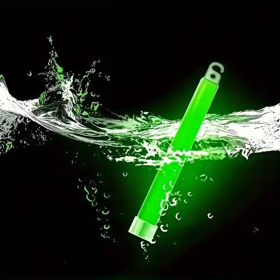 Een groene glowstick met witte dop valt in het water, omringd door bubbels en een waterplons.