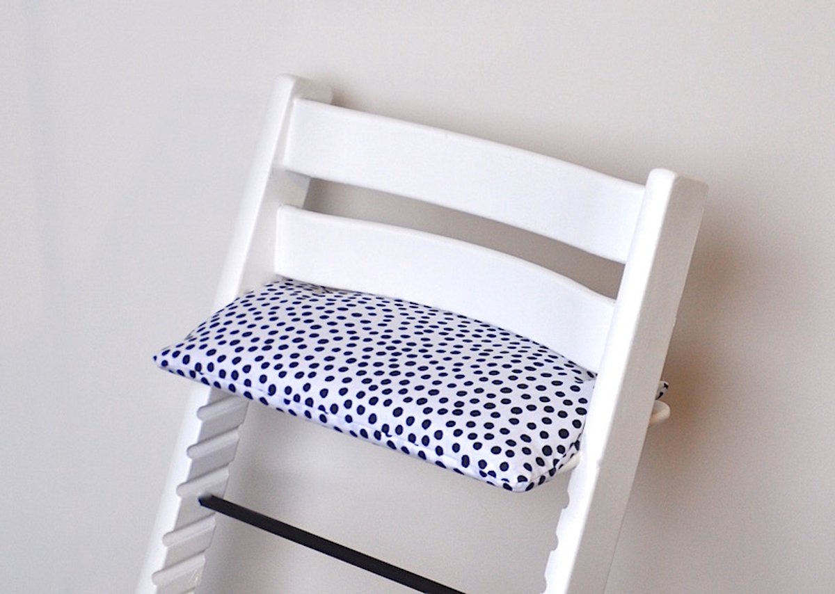 Zwart witte dots zitkussen voor de stokke tripp trapp kinderstoel- zwartwit-stippen-gecoat-liefleukenhip