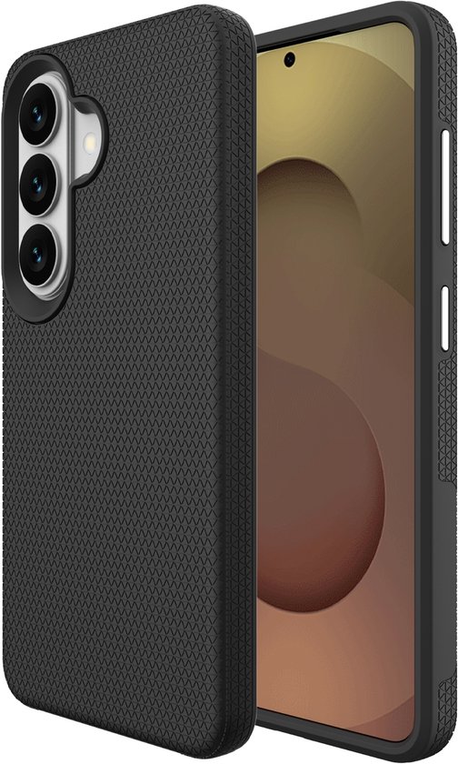Coque de téléphone noire Casemania en perspective, avec un téléphone derrière elle.