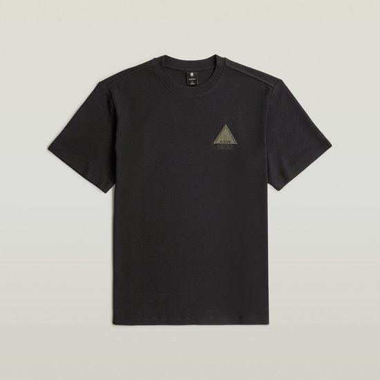 Zwarte T-shirt met een klein groen driehoekig logo op de linkerborst.