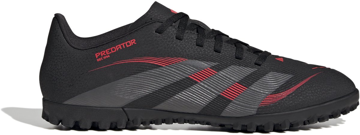 Zwarte adidas Predator Club TF voetbalschoenen met rode en grijze details, synthetisch bovenwerk en textielen voering.