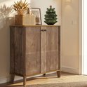 Houten schoenenkast met deuren, decoratief mandje met gedroogde grassen en kerstboom bovenop.