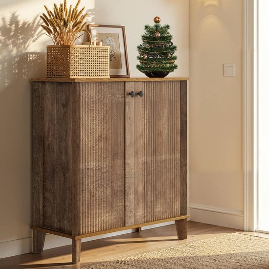 Houten schoenenkast met deuren, decoratief mandje met gedroogde grassen en kerstboom bovenop.