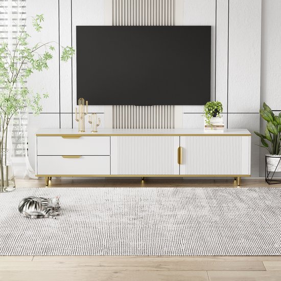 Wit tv-meubel met marmerlook blad, gouden grepen en gesloten deuren met ribbeltextuur, met kat op kleed.