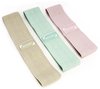 Drie weerstandsbanden in pastelkleuren: beige, lichtgroen en roze, elk met een label van Actiget in het midden.