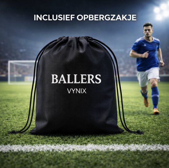 Zwart opbergzakje met Vynix Ballers logo op een voetbalveld.