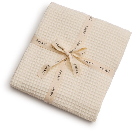 Gevouwen zandkleurig wafelplaid, vastgebonden met een lint met het "kayori" logo.