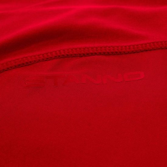 Gros plan de l'intérieur d'un t-shirt rouge avec le logo en relief 'Stanno'.