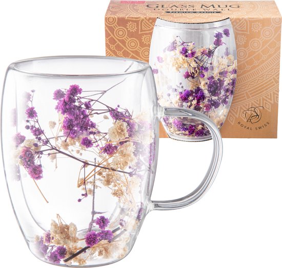 Tasse à double paroi remplie de fleurs séchées violettes et blanches, avec emballage en arrière-plan. Texte : 'GLASS MUG DOUBLE WALL'.