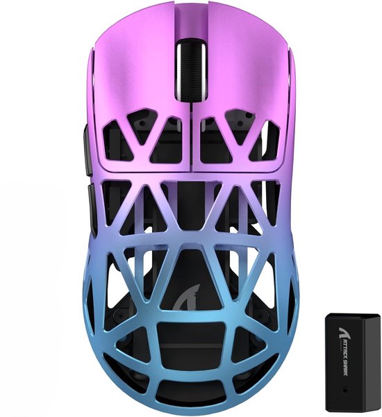 Roze en blauwe gaming muis met open rasterontwerp, met een zwarte dongle ernaast.