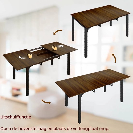 Demonstratie van de uitschuiffunctie van de eettafel met walnoothouten blad en zwart metalen frame.