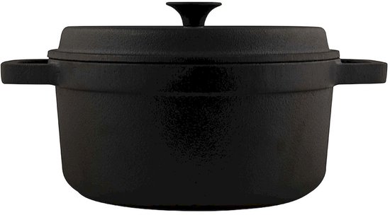 Zwarte gietijzeren pan met deksel en handvatten.
