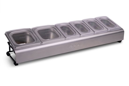 Zilverkleurige topping station met zes roestvrijstalen bakjes met doorzichtige deksels.