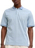Close-up van een man in lichtblauw poloshirt met witte kraag en manchetten.