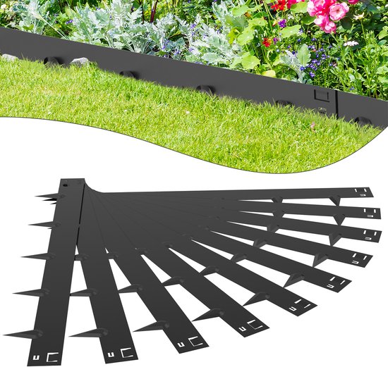 Zwarte metalen borders met puntige tanden, in close-up en in de tuin.