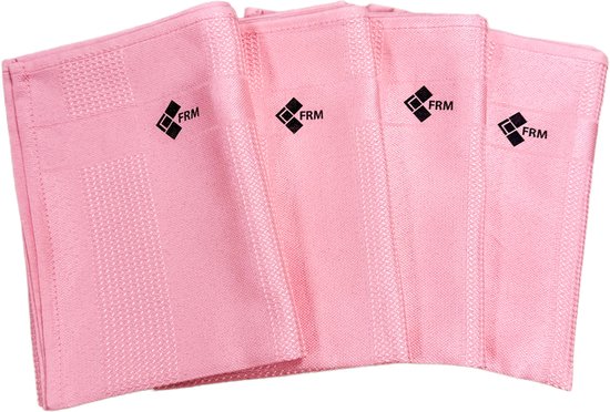 Quatre lingettes de nettoyage FRM roses avec un motif subtil en losange et logo.