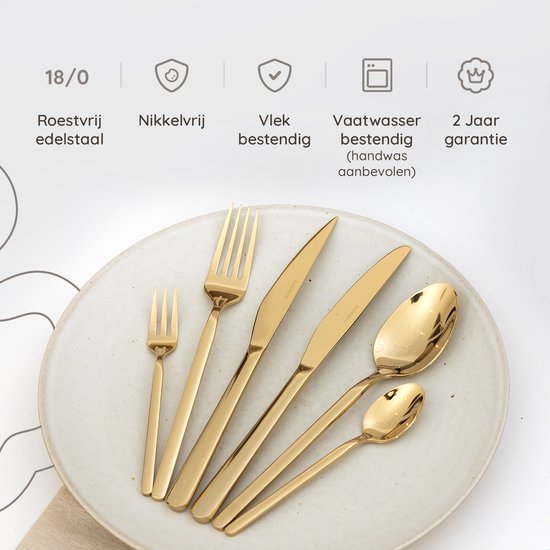 Gouden bestekset van 18/0 edelstaal op een beige bord.