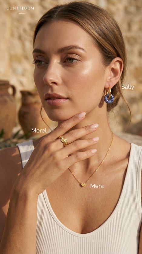 Model met gouden ketting met hartje, gouden ring met spiraalmotief en blauwe oorbel met goudkleurig randje.