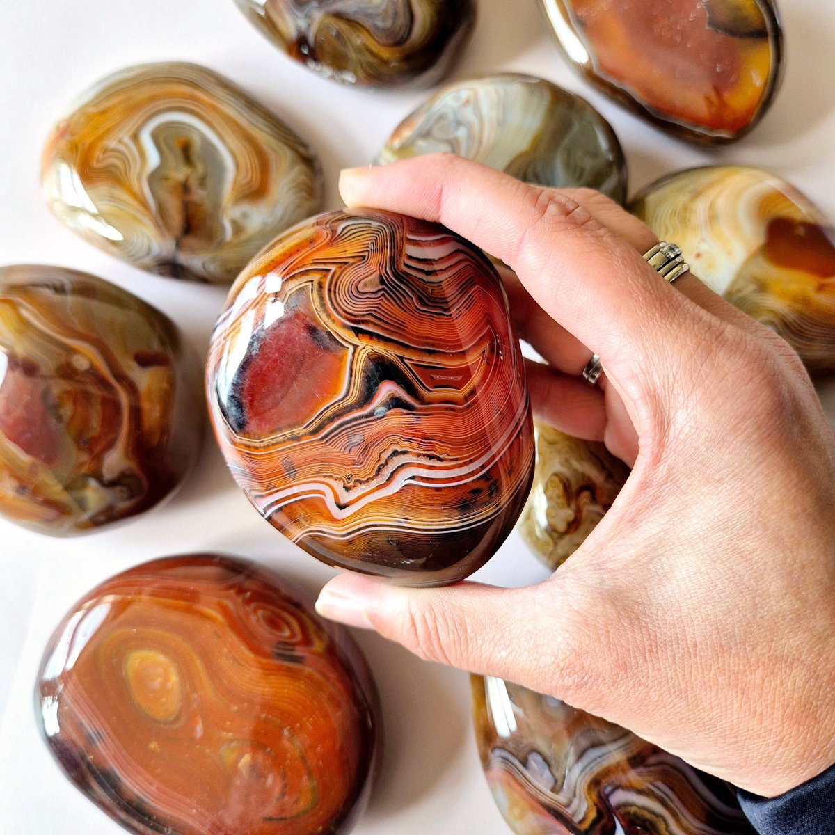 XL Edelsteen Sardonyx Palmsteen – Kracht, Bescherming & Stabiliteit (handsteen, worry stone, spiritueel cadeau)