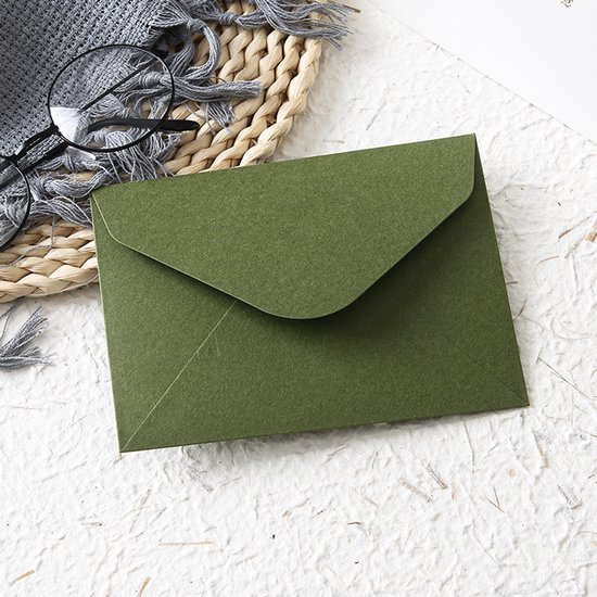 Een olijfgroene envelop met de klep naar beneden.