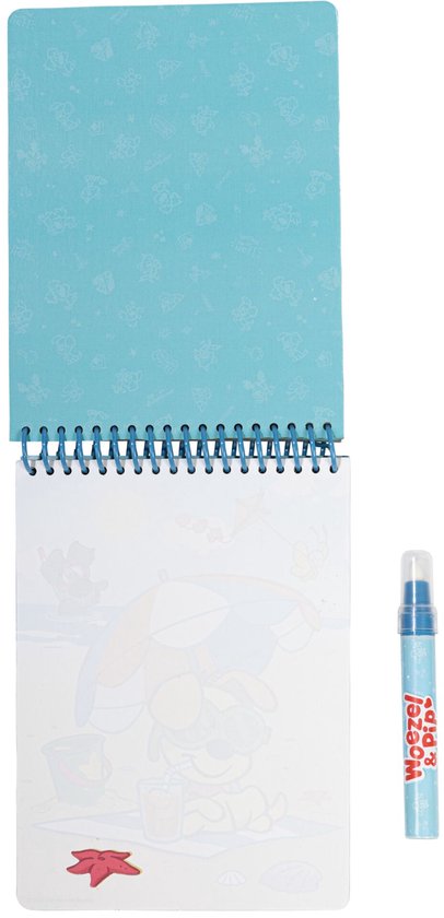 Open Woezel & Pip waterboek met een illustratie van een hond op het strand, en een waterpen ernaast.