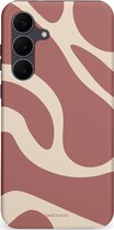 Telefoonhoesje met golvend patroon in terracotta en beige. Casetastic logo onderaan.