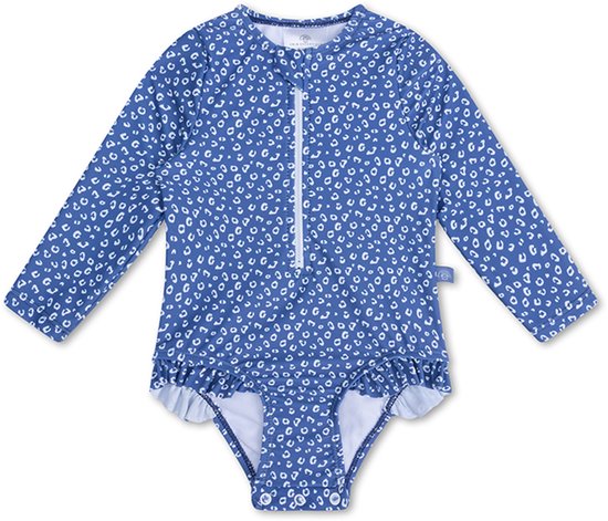 Een blauw zwempak met lange mouwen en witte luipaardprint. De voorkant sluit met een rits en de onderkant heeft ruches.