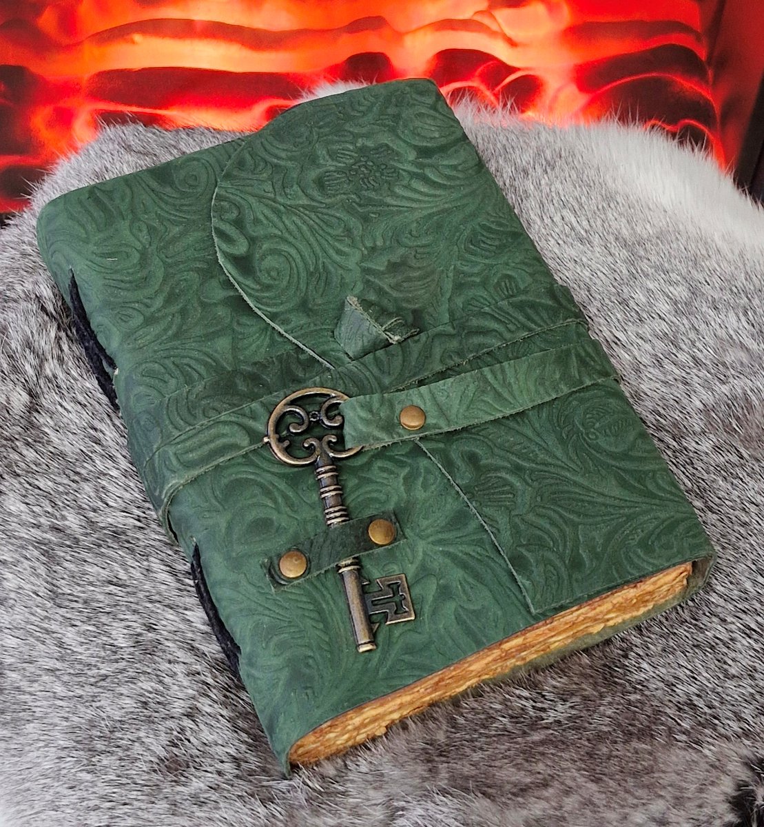 Leren Dagboek met Bloemen reliëf en Sleutel - Leren Dagboek - Notitieboek - Schrijfboek - Journal - Schetsboek - Notebook - Handgemaakt Vintage - 18cm x13cm x 4cm