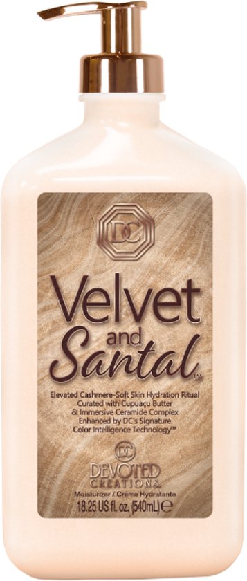 Flacon pompe blanc avec l'inscription 'Velvet & Santal'. Contient 540ml de crème hydratante.