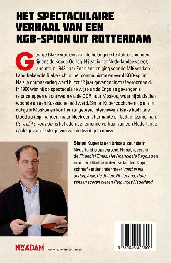Een man met kort, donker haar, een licht getinte huid en een donker pak, die een wit overhemd draagt, kijkt naar de camera. Achter hem staat tekst over de KGB-spion uit Rotterdam.