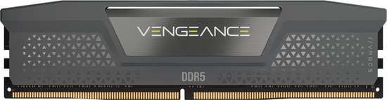 Grijze DDR5 Vengeance RAM-module met geperforeerd koellichaam en gouden contacten.