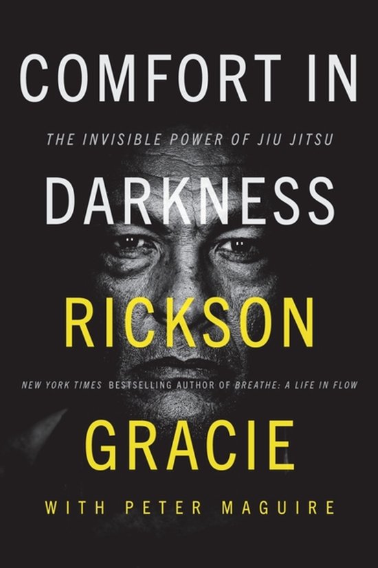 Boekomslag met de titel "Comfort in Darkness", de ondertitel "The Invisible Power of Jiu Jitsu" en de naam "Rickson Gracie".