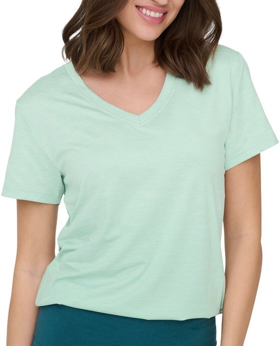 Close-up model in lichtgroen t-shirt met V-hals.