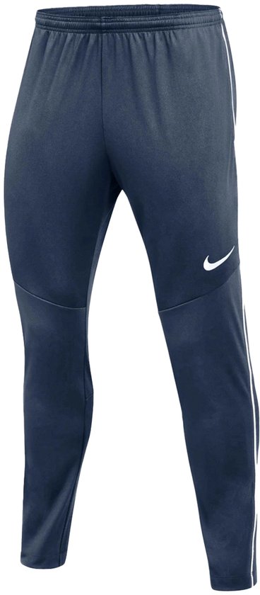 Donkerblauwe Nike trainingsbroek voor heren met witte biezen op de zijkant en een wit Nike logo.