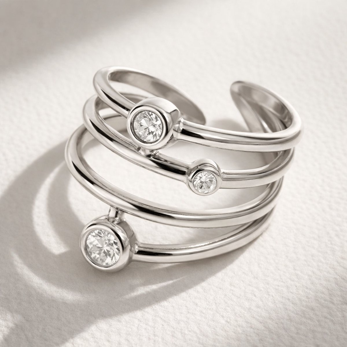 Lundholm Luxe Ring Dames Zilver Kleurig met Rhinestones Steentjes - Premium Stainless Steel - Verstelbare Ring One Size - Alexia Serie - Cadeau voor Vrouw - Scandinavisch Design