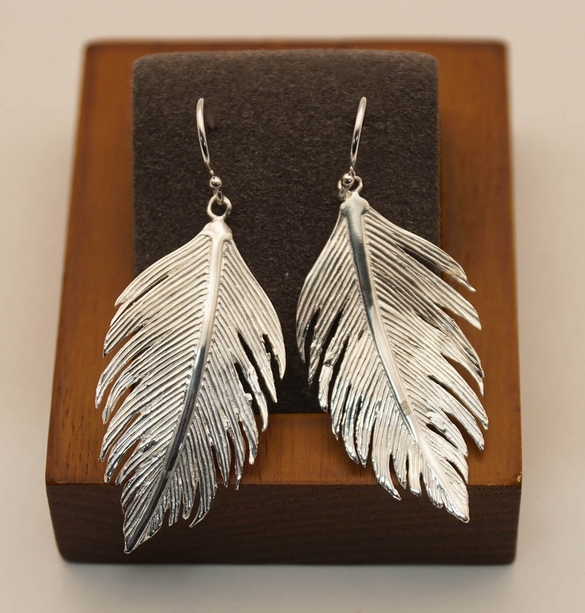 Zilveren oorhangers van veer - sterling zilveren veren oorbellen - lange oorbellen van een veer - modern oorbellen van 925 zilver - luxe zilveren oorbellen - oorbellen van een natuur item - cadeau tip voor vrouwen