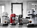Rij van vier De'Longhi Dedica pistonmachines in de kleuren wit, rood, zwart en zilver, elk met een espresso.