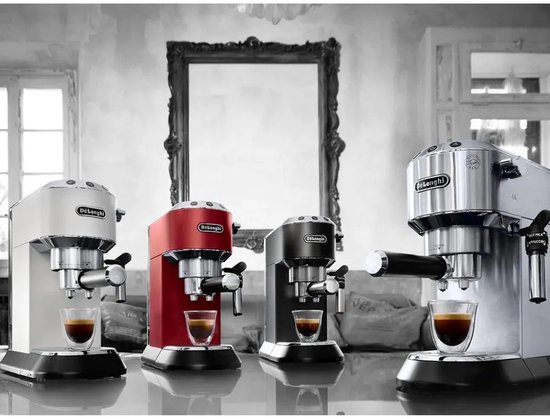 Rij van vier De'Longhi Dedica pistonmachines in de kleuren wit, rood, zwart en zilver, elk met een espresso.