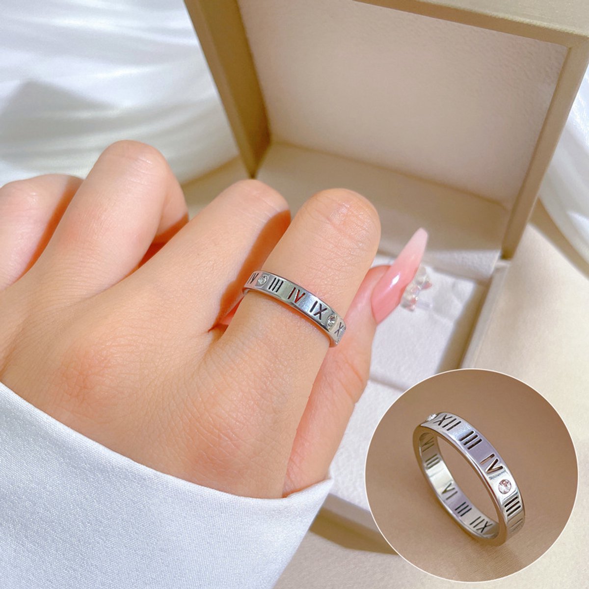 Glintweave – Roestvrijstalen Ring met Romeinse Cijfers & Vier Zirkonia – Dames – Zilver – Maat 57 (Ø 18 mm)