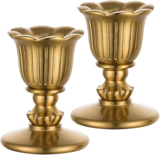 Twee gouden kandelaars, 6.4 cm hoog, met een voet van 5 cm breed.