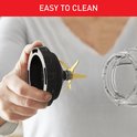Hand houdt afneembare messenunit met gouden messen vast, naast een transparante kan. Tekst: EASY TO CLEAN.
