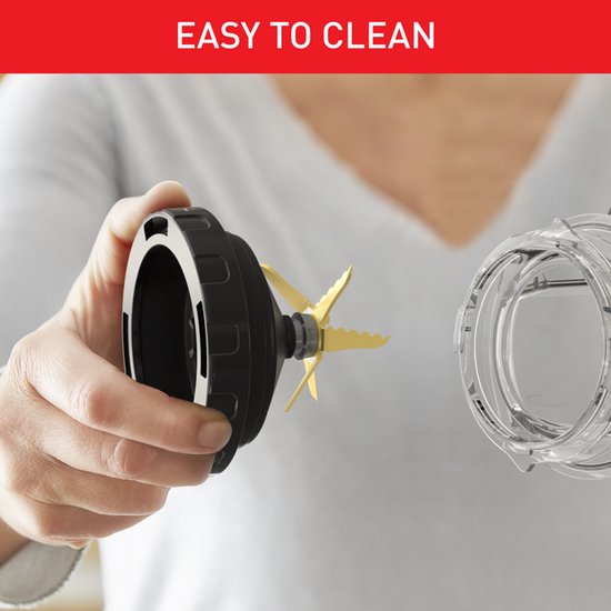 Hand houdt afneembare messenunit met gouden messen vast, naast een transparante kan. Tekst: EASY TO CLEAN.