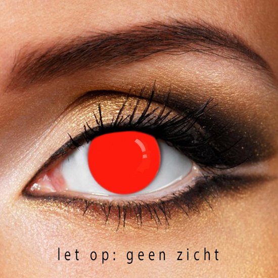 Close-up van een oog met een effen rode contactlens. Gouden oogschaduw en zwarte eyeliner. 'Let op: geen zicht'.