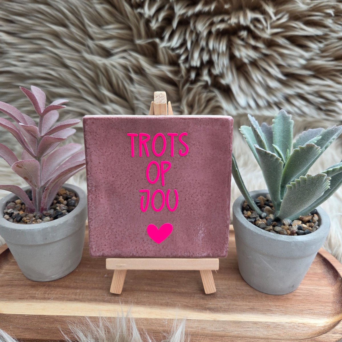 CreaCraft Robuust Wenstegeltje “Trots op Jou” – Lief Cadeautegeltje met Hartje – Trendy nu – Geslaagd – Vriend(in) – Familie – Gezin – Zomaar – Cadeau – Geslaagd – Decoratief Tegeltje met Standaard – Cadeau Idee Oudroze/Fel roze