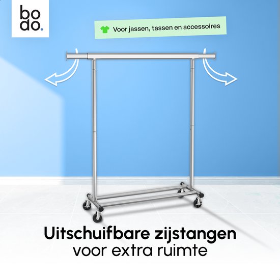 Een zilverkleurig metalen kledingrek op wieltjes, staande in een kamer met blauwe muur. Tekst: Uitschuifbare zijstangen voor extra ruimte.